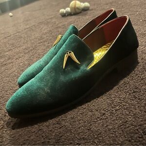Men’s green velvet dress shoes